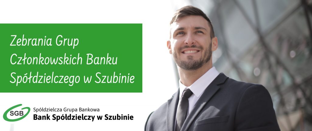 Mężczyzna w garniturze uśmiechający się na tle siedziby Banku Spółdzielczego w Szubinie 