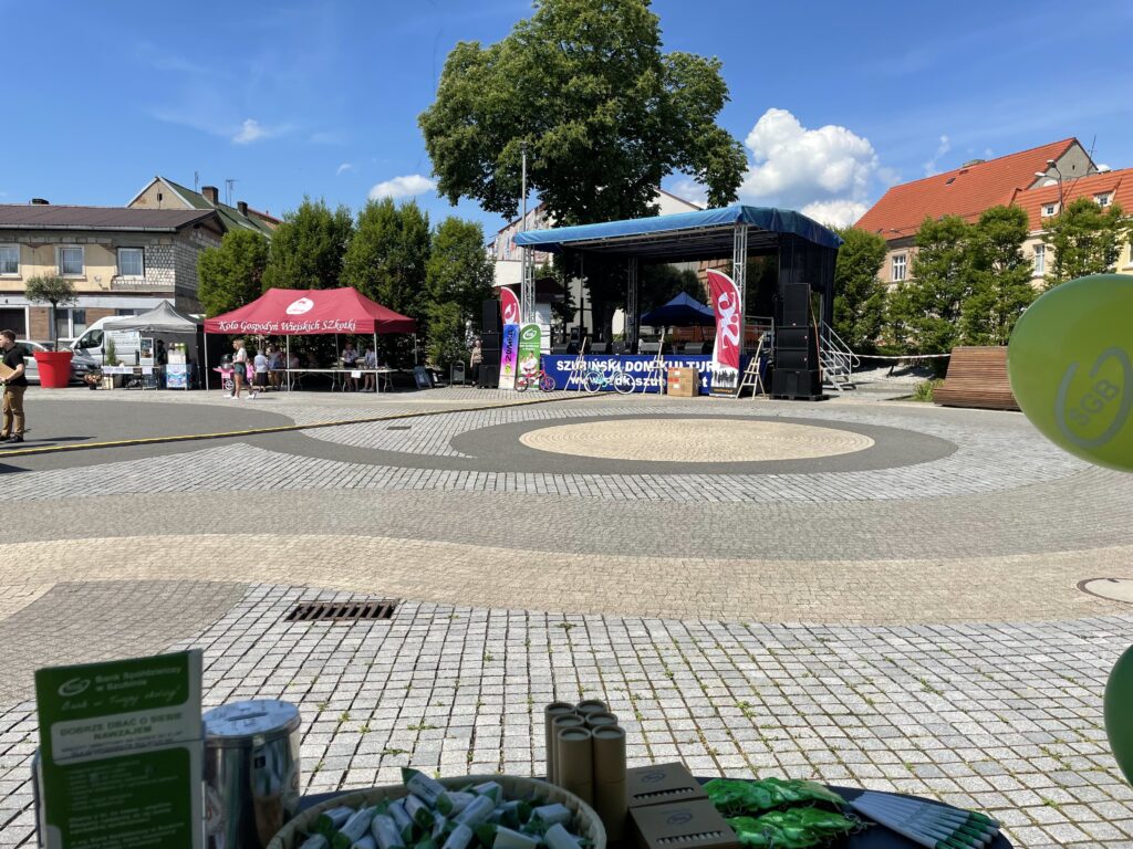 Targowisko z namiotami, sceną i atrakcjami w centrum miasta.
