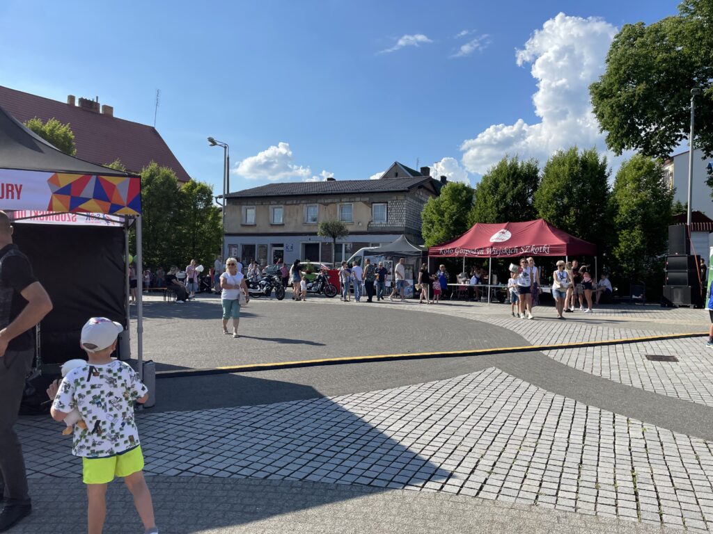 Targ w mieście z festiwalową atmosferą.