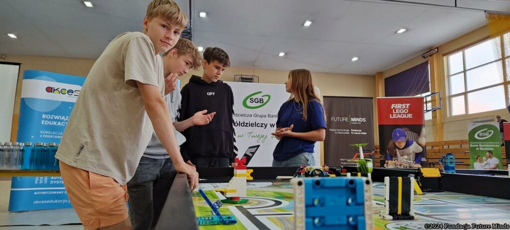 Uczestnicy konkursu FIRST LEGO League pracują nad projektem w kreatywnej atmosferze edukacyjnej.