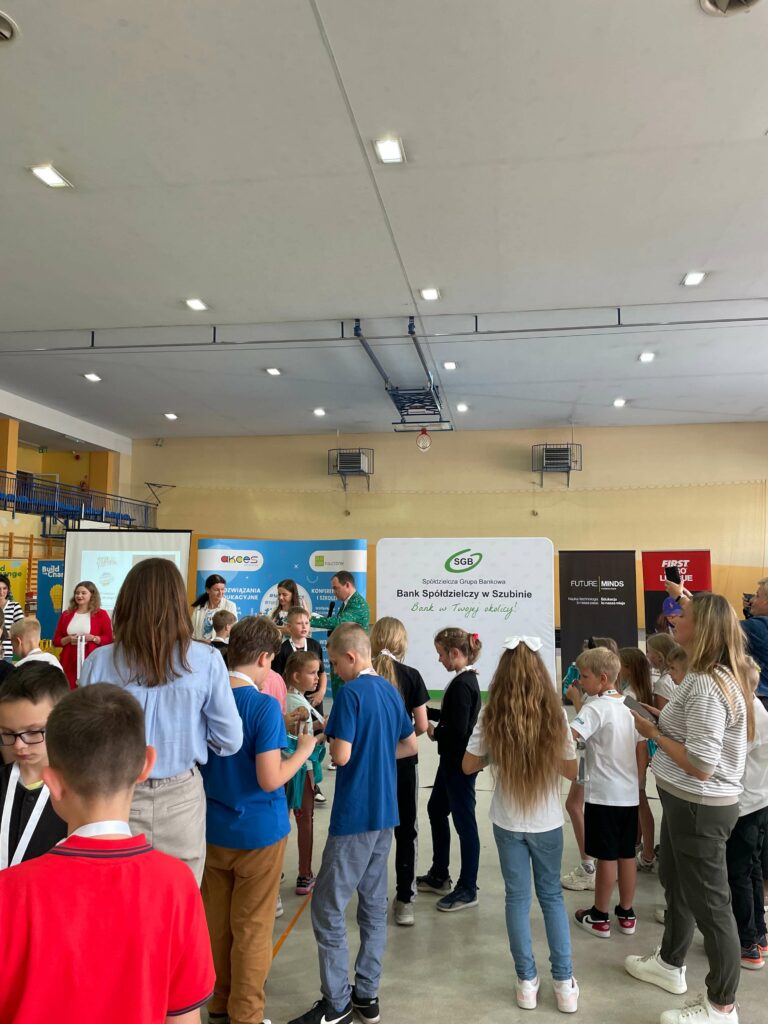Dzieci biorące udział w wydarzeniu edukacyjnym w SGB, Szubin, na zajęciach z aktywnym nauczaniem.
