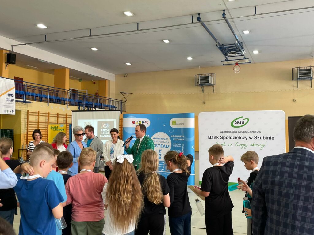 Uczestnicy wydarzenia First Lego League w Szubinie, prezentujący projekty i innowacje dla dzieci.
