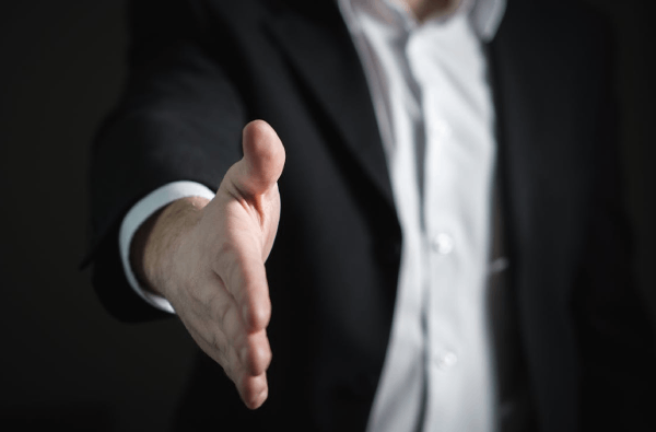 Wyciągnięta dłoń - partnerstwo w biznesie